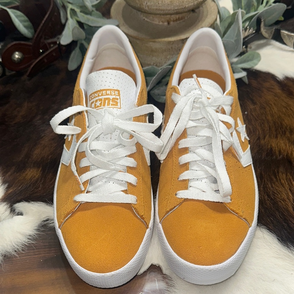 NWOT Converse mens leather Mustard Sneakers